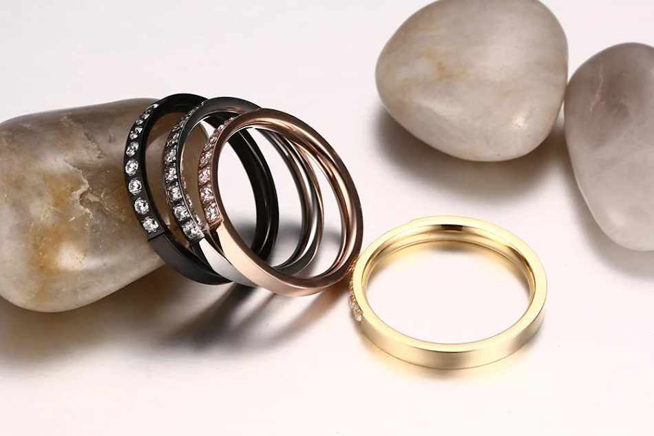 Europese en Amerikaanse stijl damesring, enkele ring, 3MM roestvrij staal met zirkonia. Een elegante en duurzame keuze.
