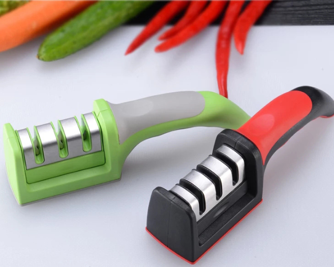 Affûteur de couteaux de cuisine domestique. Aiguisez vos couteaux facilement et en toute sécurité pour des coupes précises et durables à la maison.