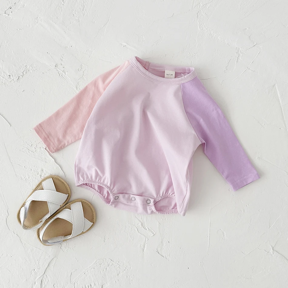 Lente en herfst newborn jumpsuit, zacht en ademend. Perfect om je baby comfortabel en warm te houden met stijl in deze seizoenen.