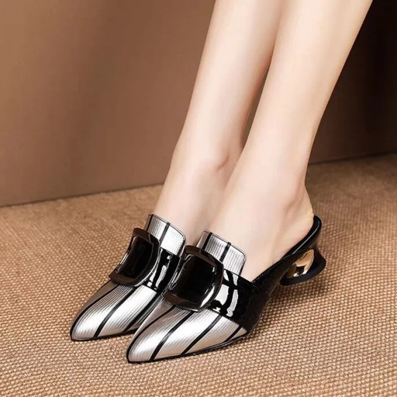 Sandales Baotou à Talon Épais Carré pour Femme, un confort inégalé et un style tendance. Parfaites pour toutes les occasions.