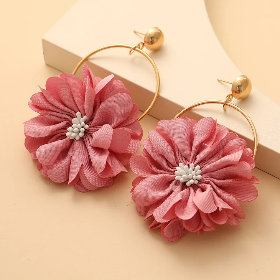 Mehrlagige Chiffon-Spitzenblumen-Ohrringe. Leichte, elegante Ohrringe für Damen. Perfekt für besondere Anlässe und verleihen jedem Outfit eine feminine Note.