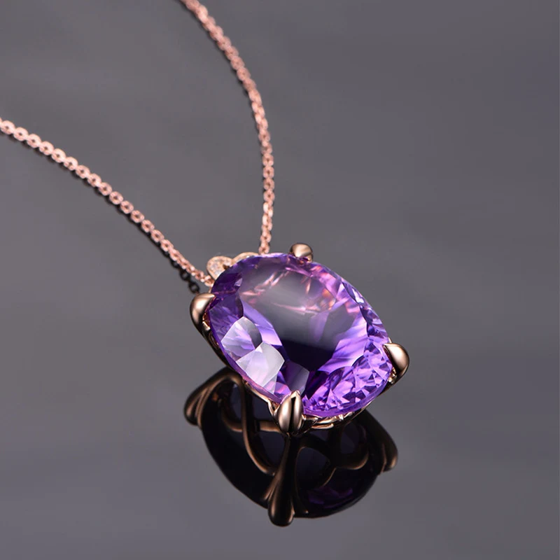 Collier de pierres précieuses colorées, pendentif diamant cœur et gemme violette. Un bijou unique et raffiné pour toutes occasions.