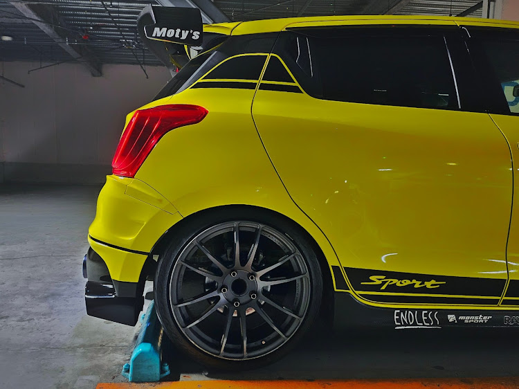 スイフトスポーツのRAYS gram Lights 57Xtreme・zc33s・RRP・アールズに関するカスタム事例の投稿画像2枚目