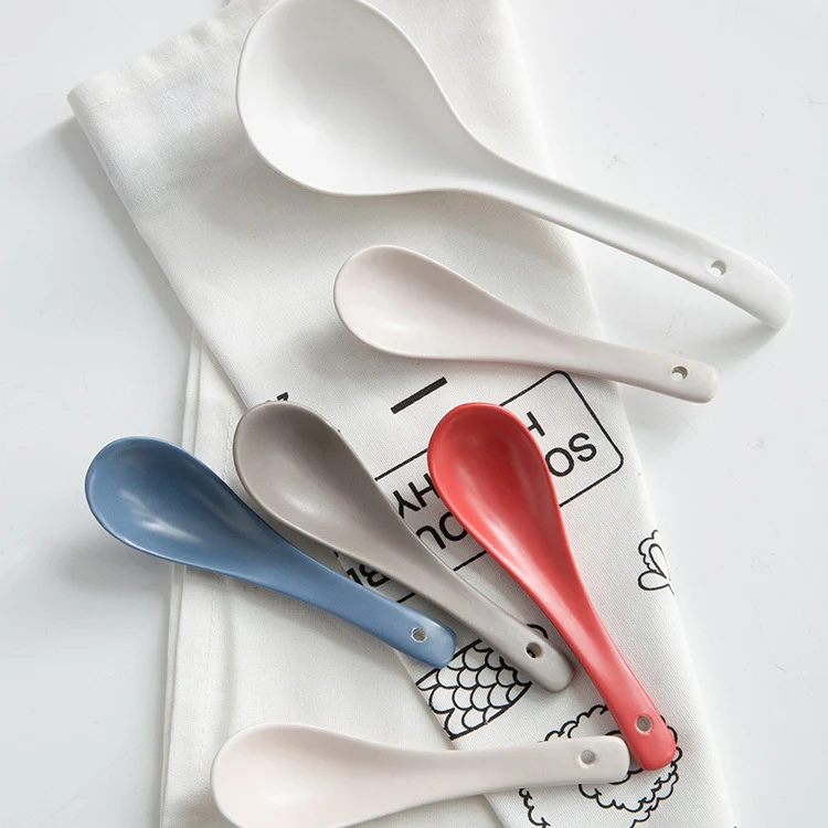 Petite cuillère mate en céramique pour la maison Idéale pour le café, le thé, les desserts. Design élégant et facile à nettoyer.