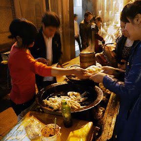 【異国グルメ】中国の屋台の焼き餃子がウマイ / 日本人には中国でも焼き餃子をオススメしたい