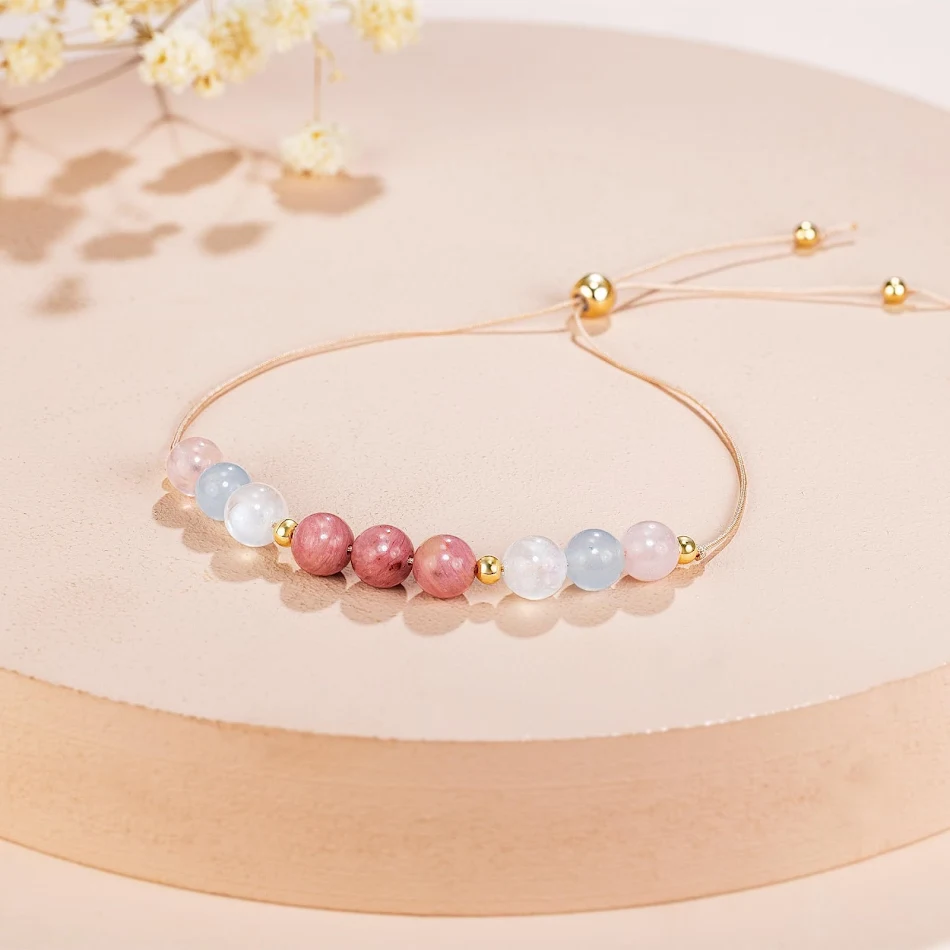 Verstelbare damesarmband van natuursteen maansteen met fijne draagband. Elegant sieraad voor dagelijks gebruik en een perfecte pasvorm.