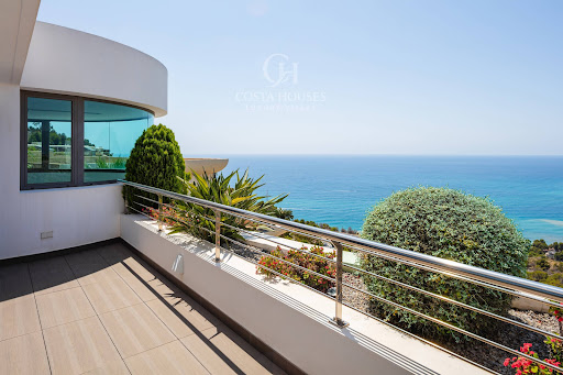 Villa avec piscine et terrasse 3