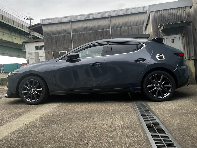 MAZDA3のファストバック・オートエグゼ・ポリメタルグレーメタリックに関するカスタム事例の投稿画像1枚目