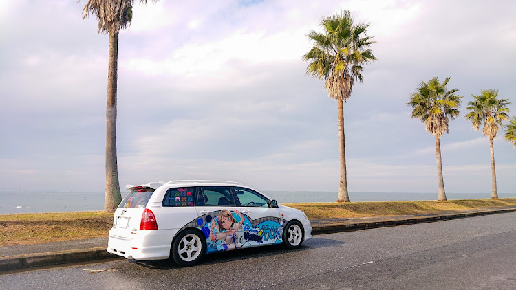 カローラフィールダーの千葉フォルニア・痛車コラボ・ラブライブ！痛車・アキバ白枠・駅舎のイルミ、一眼レフが欲しいです😅に関するカスタム事例の投稿画像1枚目