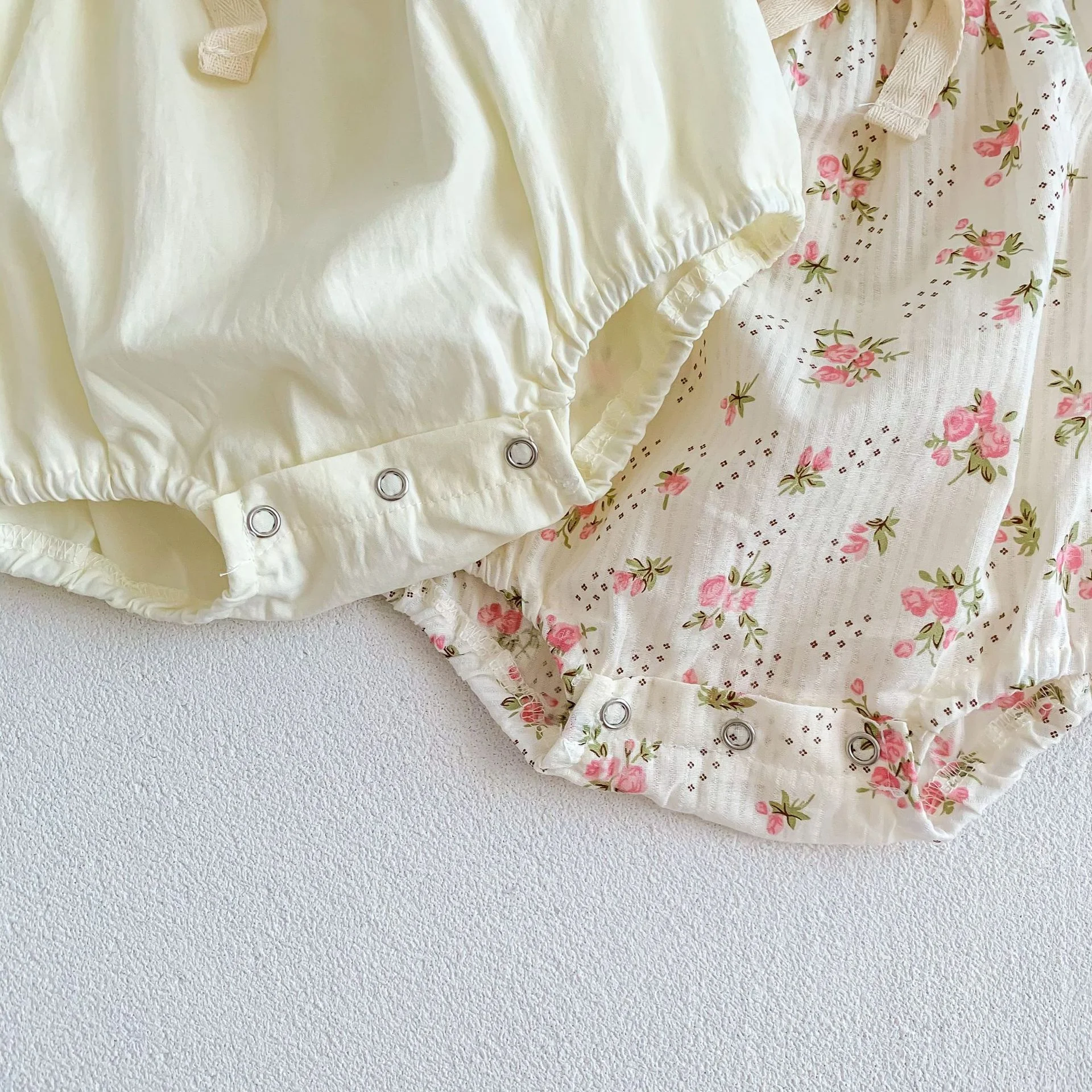 Title 5, Babykruipkleding met kleine bloemenstrik, pofmo...