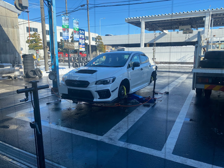 WRX STIの愛車のお尻はこんな感じ・スタッドレス交換・ぽんず・MOON SWATCH・雪に関するカスタム事例の投稿画像7枚目