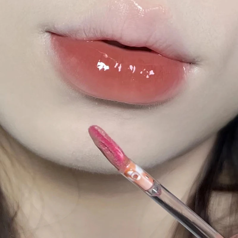 Mirror Lip Lacquer Water Light - błyszcząca pomadka do ust o efekcie tafli wody. Lekka formuła, nawilżenie i długotrwały połysk dla pięknych ust.