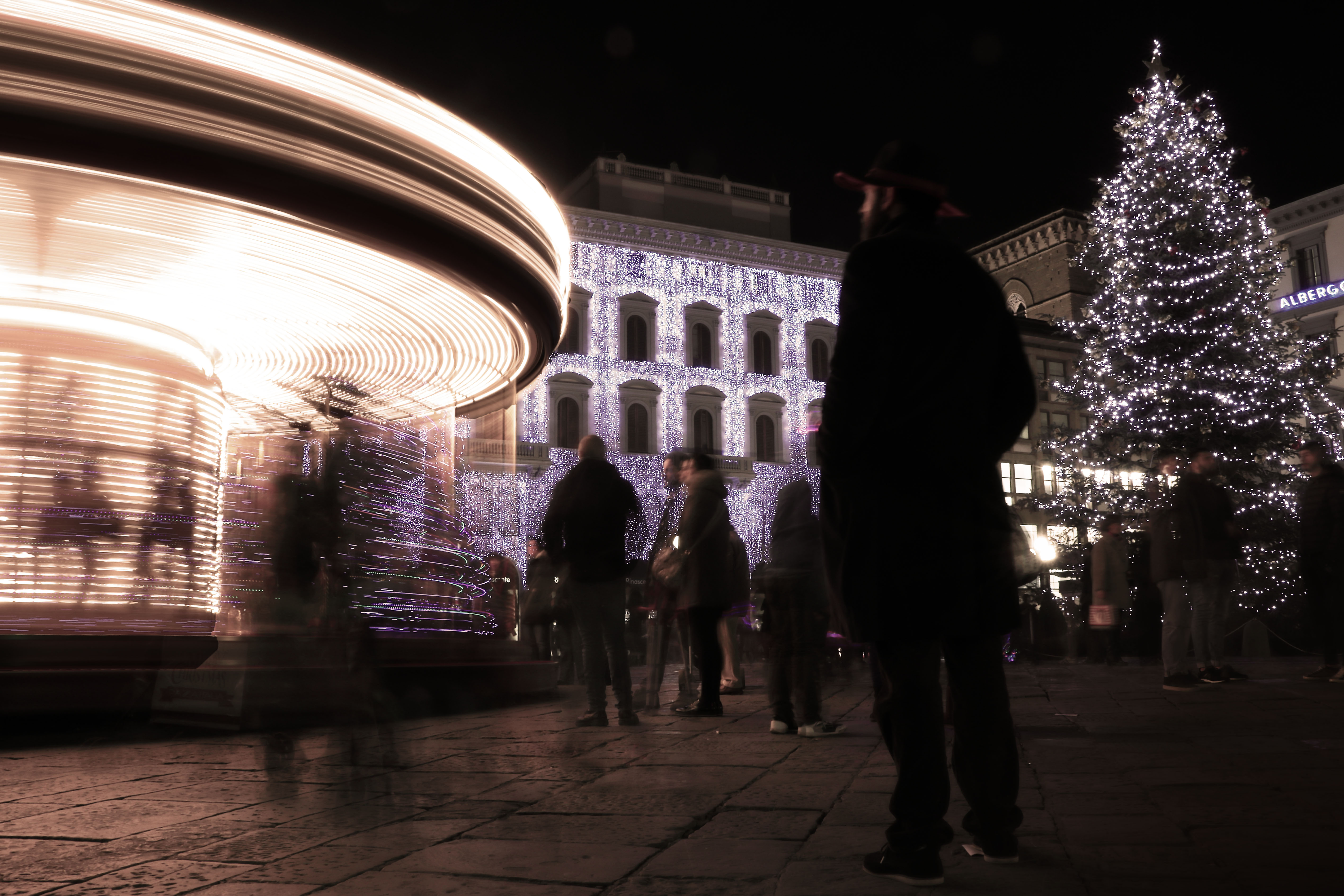 Ultim'ora: UFO trova parcheggio in Piazza della Repubblica di letiziacaprettiphotography