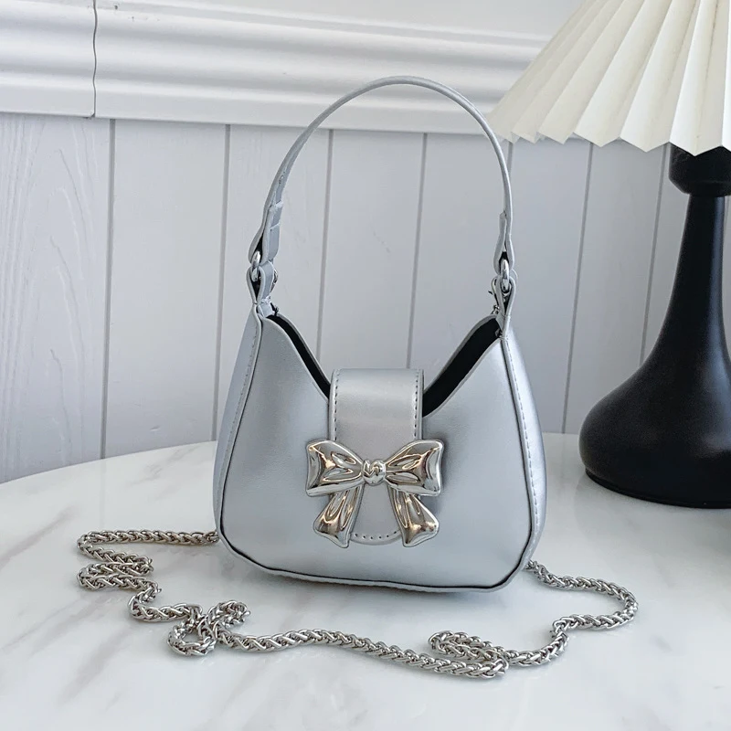 Sac Messenger Western Style Niche, Lune Nouvelle, Épaule et Aisselle. Un sac à main tendance pour un look fashion et pratique.