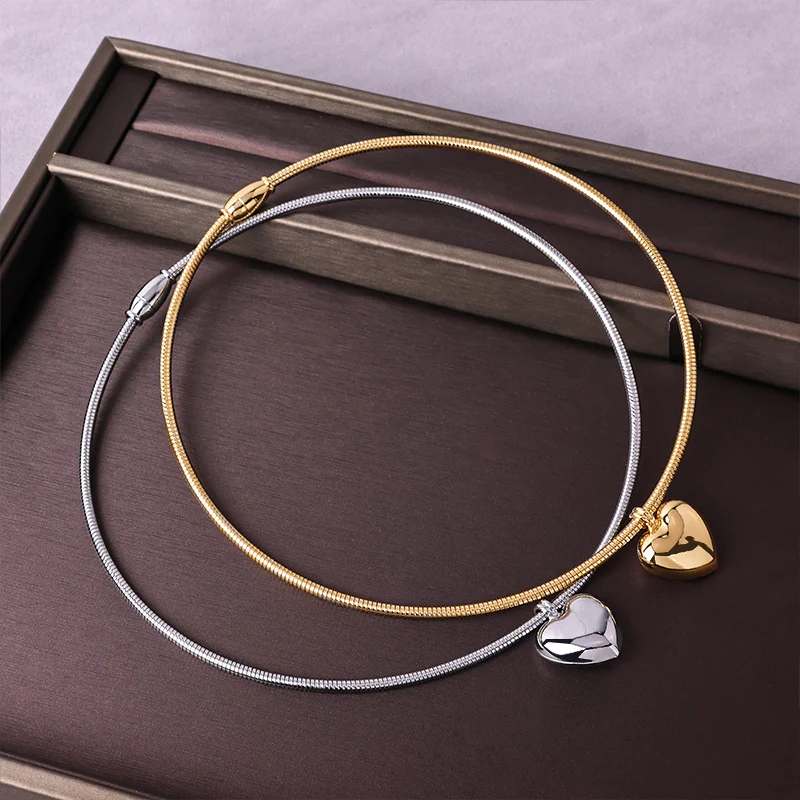 Collier magnétique cœur brillant, pendentif chaîne serpent. Ras du cou élégant pour un look sophistiqué et tendance.