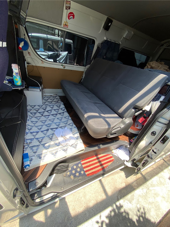 ハイエースバンのスパロン・DIY・室内快適化に関するカスタム事例の投稿画像1枚目