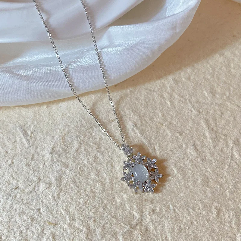 Ogrlica sa priveskom u obliku cveta od cirkona za dame. Elegantna i blistava, savršena za isticanje lepote i stila.
