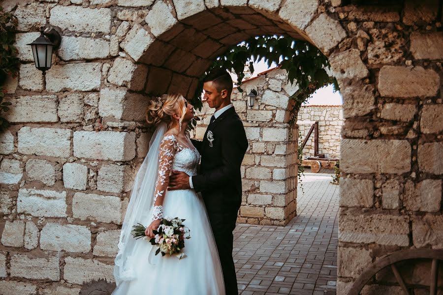 Fotografo di matrimoni Arina Polirina (arinapolirina). Foto del 18 aprile 2020