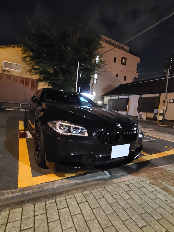 M5のBMW F10 M5・M5・飲みチューン・ノートオーラNISMO・パーキング巡りに関するカスタム事例の投稿画像1枚目
