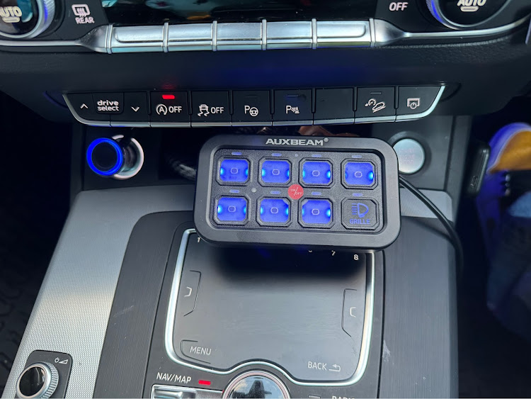 Q5のAUXBEAM・ブローオフバルブ・グリルマーカー・来年もよろしくお願いしますに関するカスタム事例の投稿画像5枚目