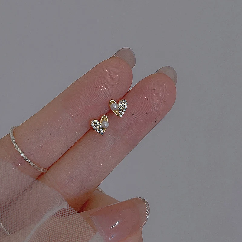 Orecchini a farfalla in argento sterling 925 per donna, design di nicchia. Eleganti e perfetti per ogni occasione.