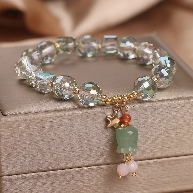 Bracelet en cristal coloré pour femme avec pendentif fleur de jaspe. Un bijou doux et féminin pour sublimer votre poignet avec élégance.