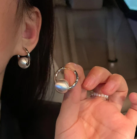 Design Sense Şık ve Çok Yönlü Küpeler. Her ortama uyum sağlayan bu küpeler, doğal güzelliğinizi vurgular ve tarzınızı tamamlar.