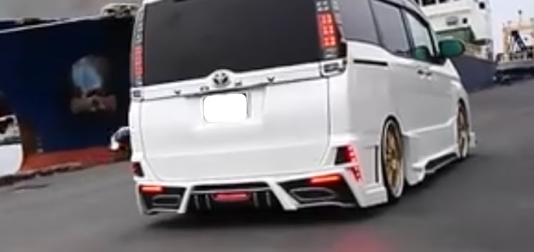 ヴォクシーのヴォクシー・前期・エムズガレージ・洗車・DIYに関するカスタム事例の投稿画像2枚目