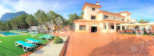 House with pool and terrace 2