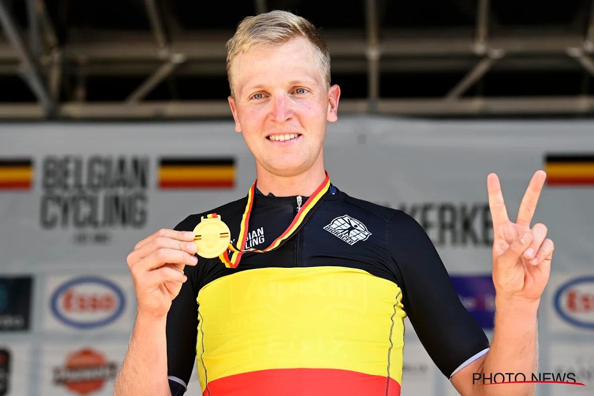 📷 Tim Merlier toont bij Soudal Quick-Step voor het eerst zijn tricoloretrui