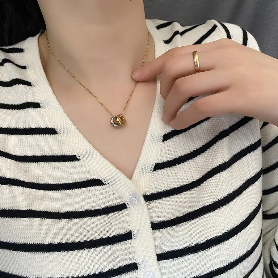 Collier femme tendance à double anneau et couleurs contrastées, inaltérable, pour un tempérament fashion et élégant, idéal pour toutes les occasions.