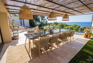 Villa avec piscine en bord de mer 2