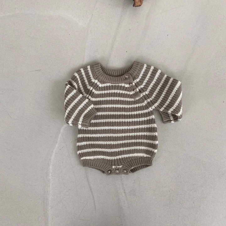 Combinaison-salopette en maille rayée, décontractée et confortable. Idéale pour un look casual et stylé, facile à porter au quotidien, parfaite pour l'été.