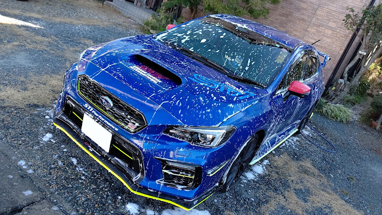 WRX STIの蛍光イエロー・WRX・ぱっかーん・洗車・SUBARUに関するカスタム事例の投稿画像1枚目