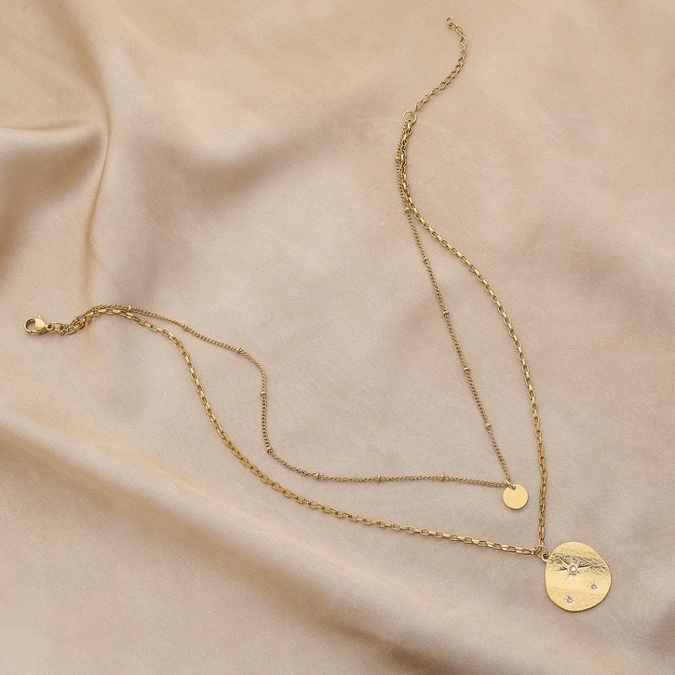 Collier doré en acier inoxydable, élégant et tendance. Un bijou parfait pour sublimer votre style et vous accompagner au quotidien.