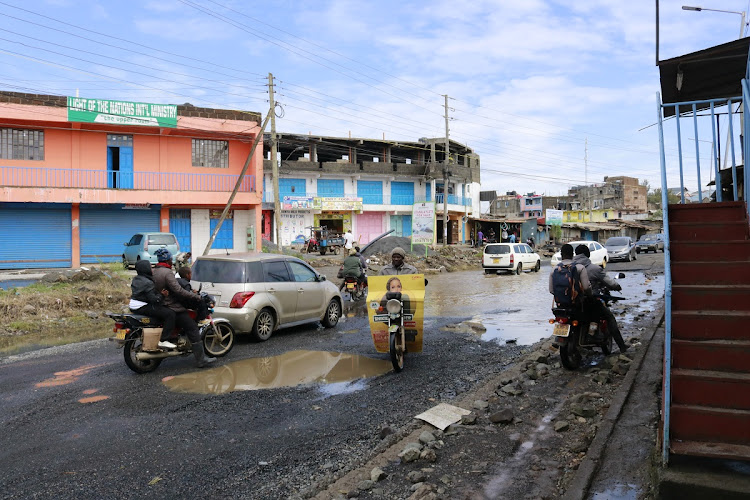 Motorists maneuver through flooded section of the newly tarmacked Kincar – Zebra – Airways road in Mavoko, Machakos County on May 6, 2024.