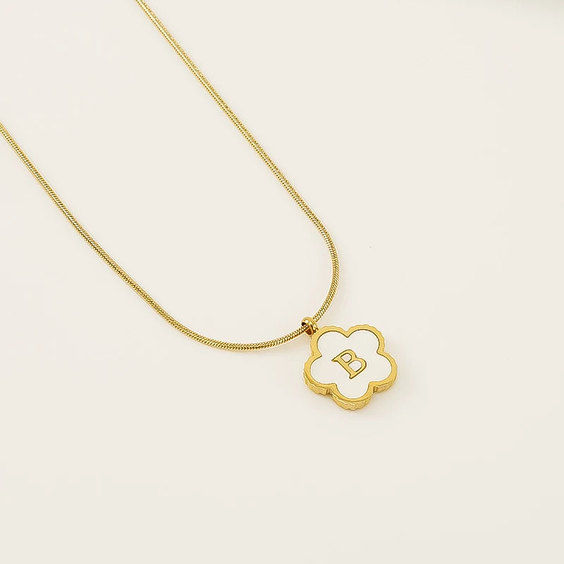Collier lettre simple en acier inoxydable avec fleur tendance. Un bijou de mode pour femmes, élégant et personnalisable.