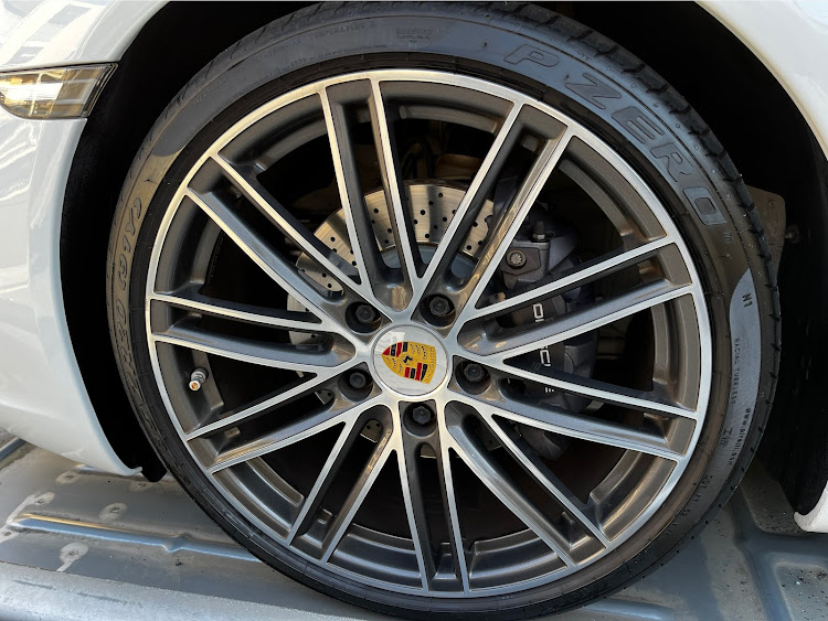 911 クーペの洗車・白は汚れが目立たない・白に甘えて洗車をサボる・ポルシェ911・4月もよろしくお願い致します🌸に関するカスタム事例の投稿画像2枚目