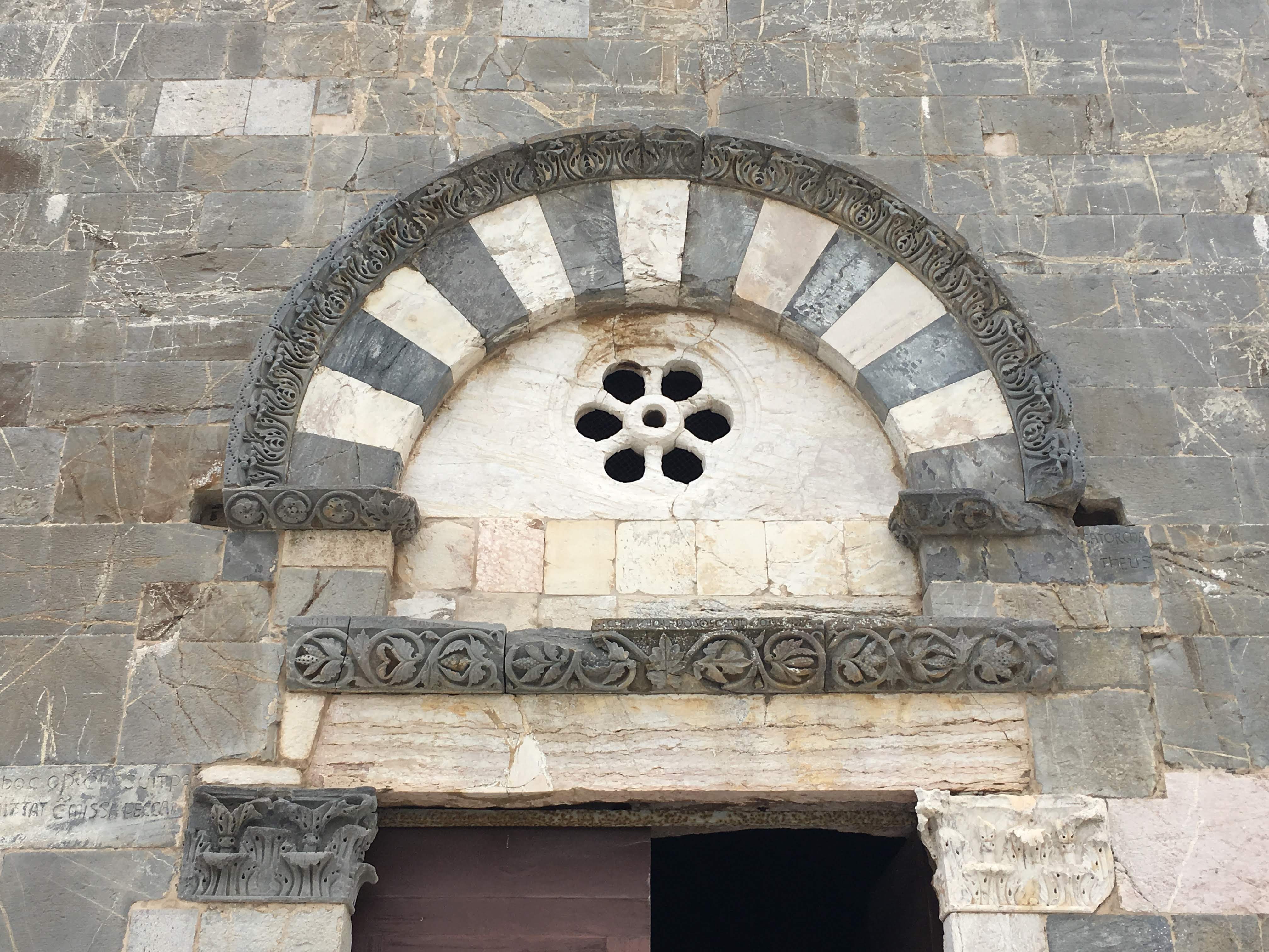 Pieve di San Giovanni a Campiglia Marittima. Facciata, portale, lunetta ed elemento con tralcio fitomorfo