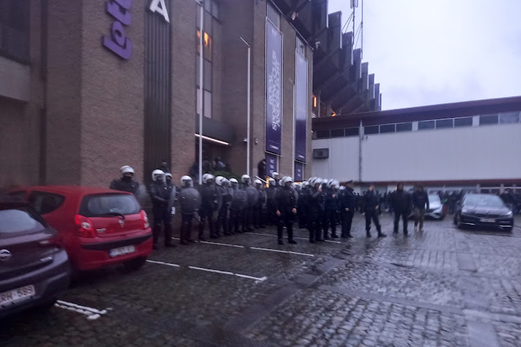 🎥 Plusieurs Ultras d'Anderlecht, furieux, pénètrent dans les couloirs et l'espace VIP