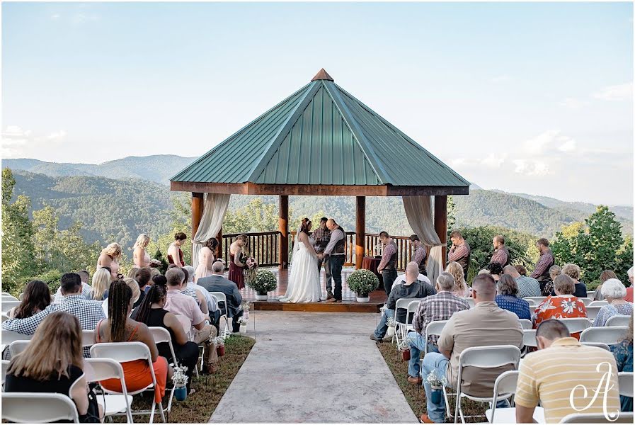 Wedding photographer Amber Lowe (amberlowe). Photo of 8 September 2019