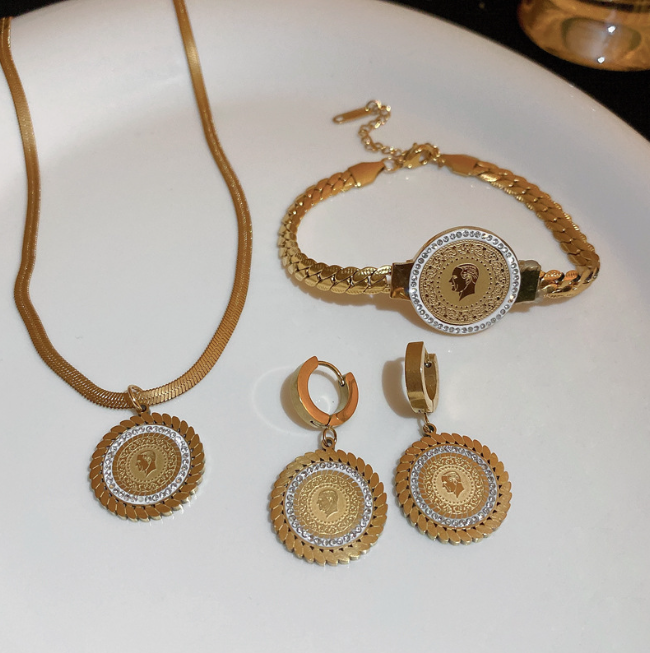 Title 7, Titanium stalen retro oorbellen met diamant por...