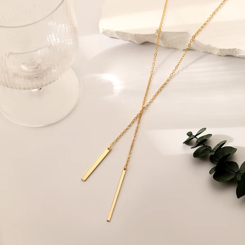 Collier à pompon simple et tendance pour femme, un accessoire tout-aller qui s'accorde avec toutes vos tenues, idéal pour toutes les occasions.