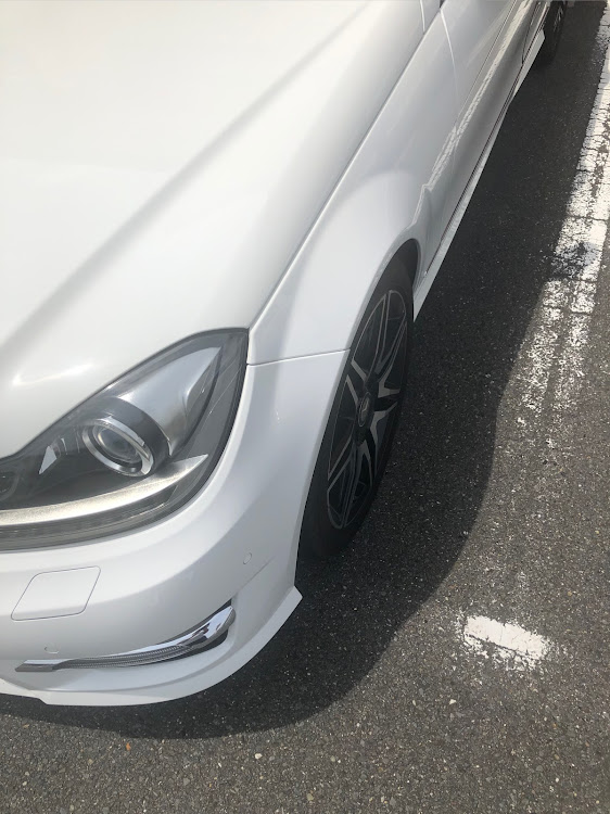 Cクラス ステーションワゴンの事故には気をつけよう・#ベンツ・W204後期・攻めすぎ注意に関するカスタム事例の投稿画像1枚目