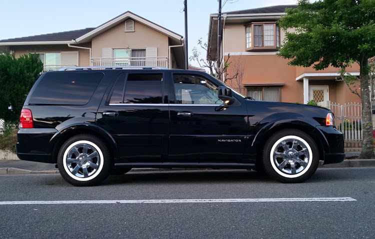 ナビゲーターの妄想カスタム・ナビゲーター・アメ車・純正ホイール・ホワイトリボンに関するカスタム事例の投稿画像1枚目