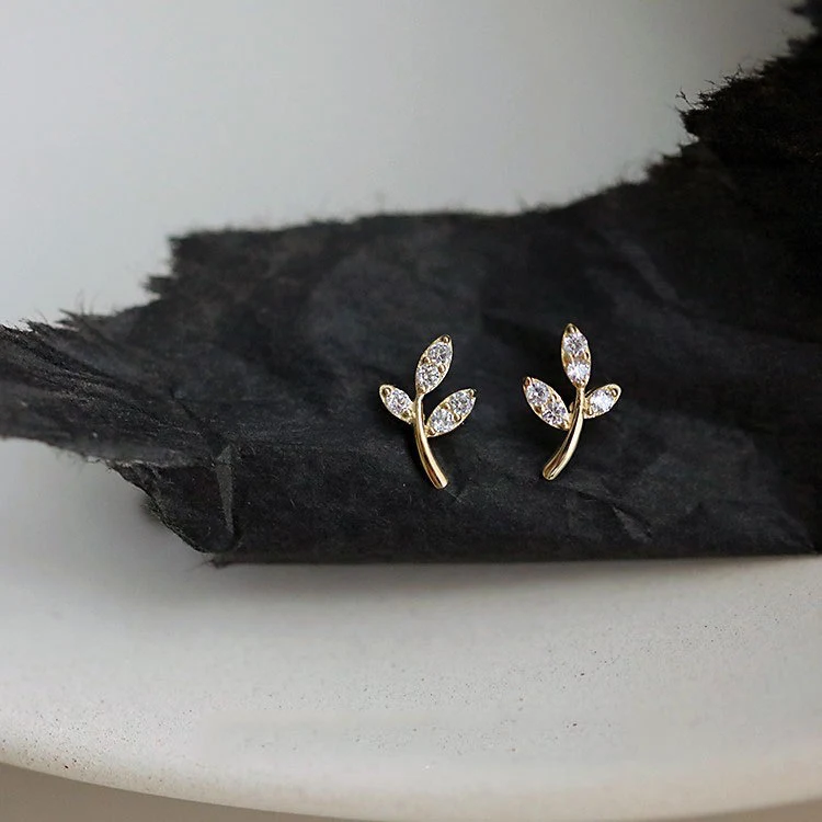 Pendientes mini hoja plateada con circonitas, pequeños y delicados. Perfectos para un look elegante y discreto.