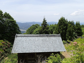 山頂の祠から下に休憩所