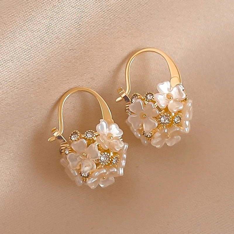 Modische Ohrclips mit Blumen-Rhinestone-besetzten Kugeln, für Damen, die Ohrlöcher vermeiden möchten, für funkelnden Glamour.