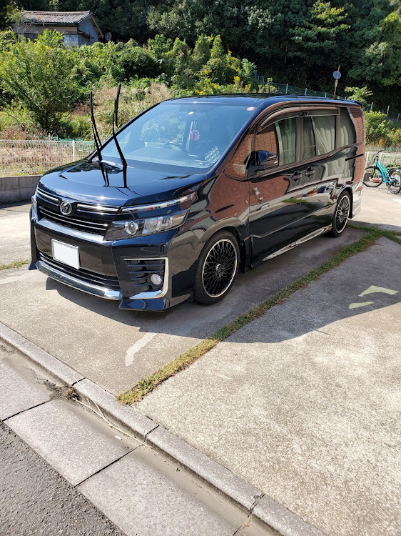 ヴォクシーの最近寒い・車高調整・ホイール交換・やはり撮る・シートカバー取付に関するカスタム事例の投稿画像1枚目