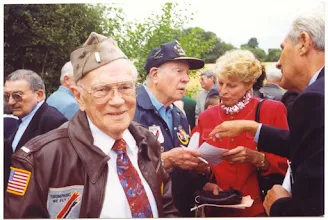 Photo : Paul Mac Connel ( navigateur )et john Carah( copilote )de la forteresse "Connie"  à Belfonds lors de la ceremonie commemorative du 4 juillet 1999 Tous deux rescapés et évadés aprés le crash de leur forteresse au val de Vée ( la Coulonche ) orne